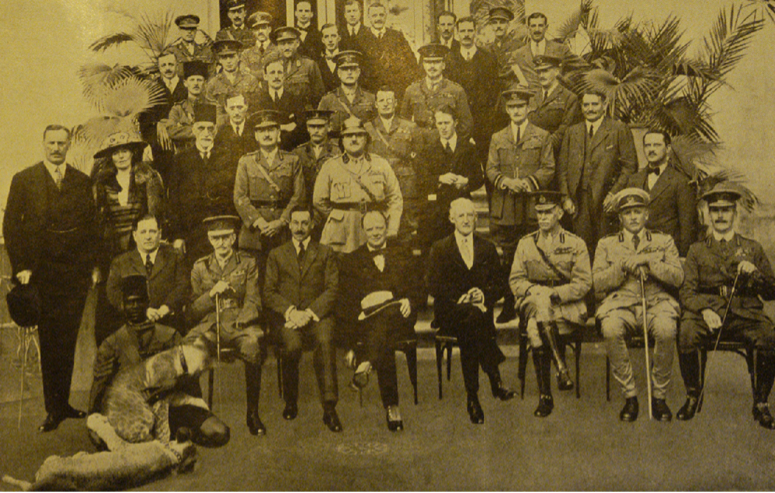 Gertrude Bell (seconda da sinistra, seconda fila) alla Conferenza del Cairo, marzo 1921 (Immagine in Publico dominio).